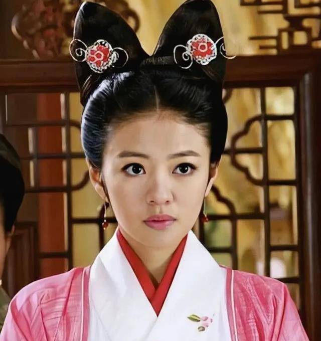 这样的.《后宫》播出的时候,女一号——安以轩在剧里的形象是这样的.