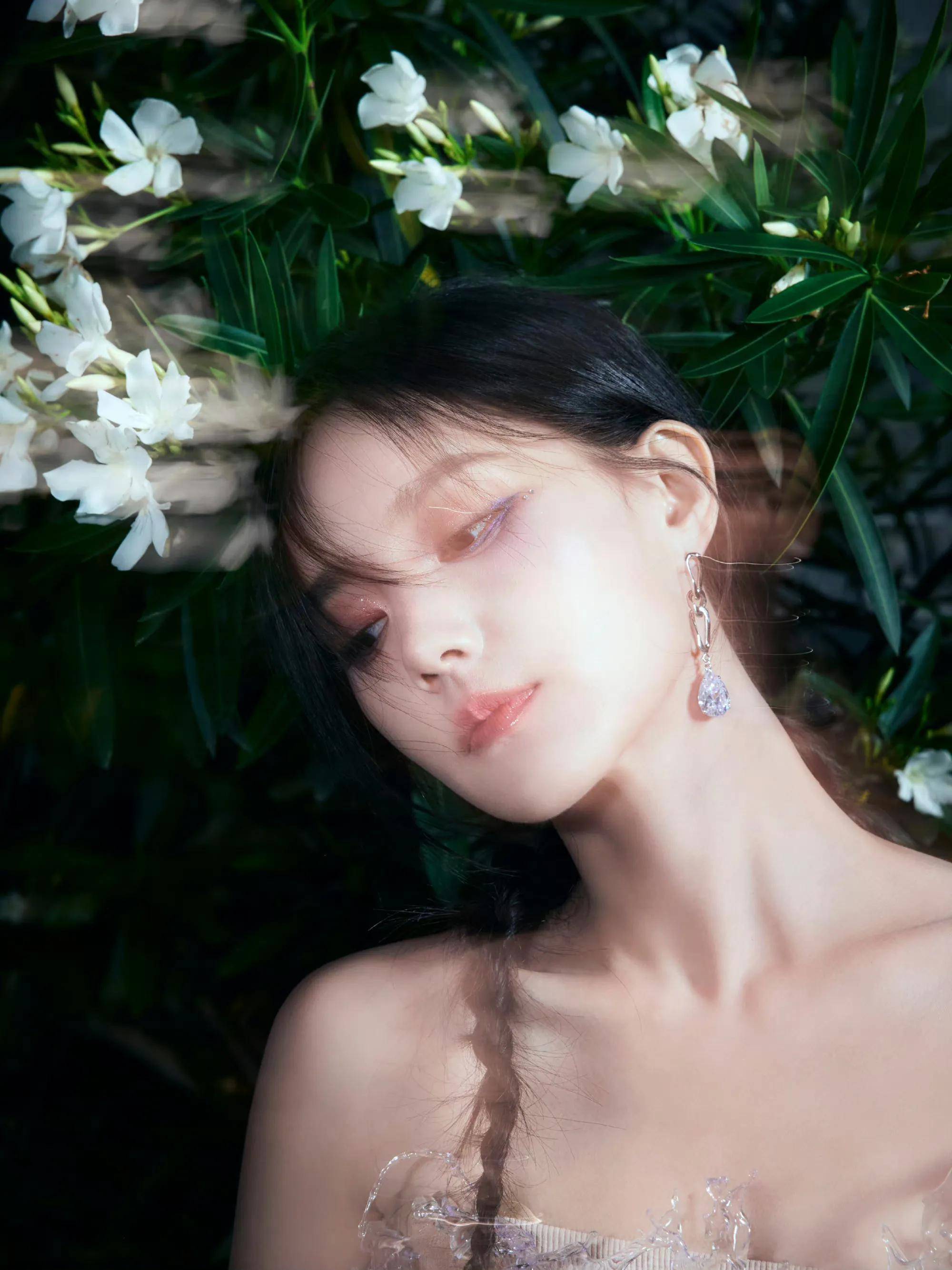 李一桐晒出花园光影写真,身穿镂空透视水花裙,清凉优雅清纯诱人_感觉