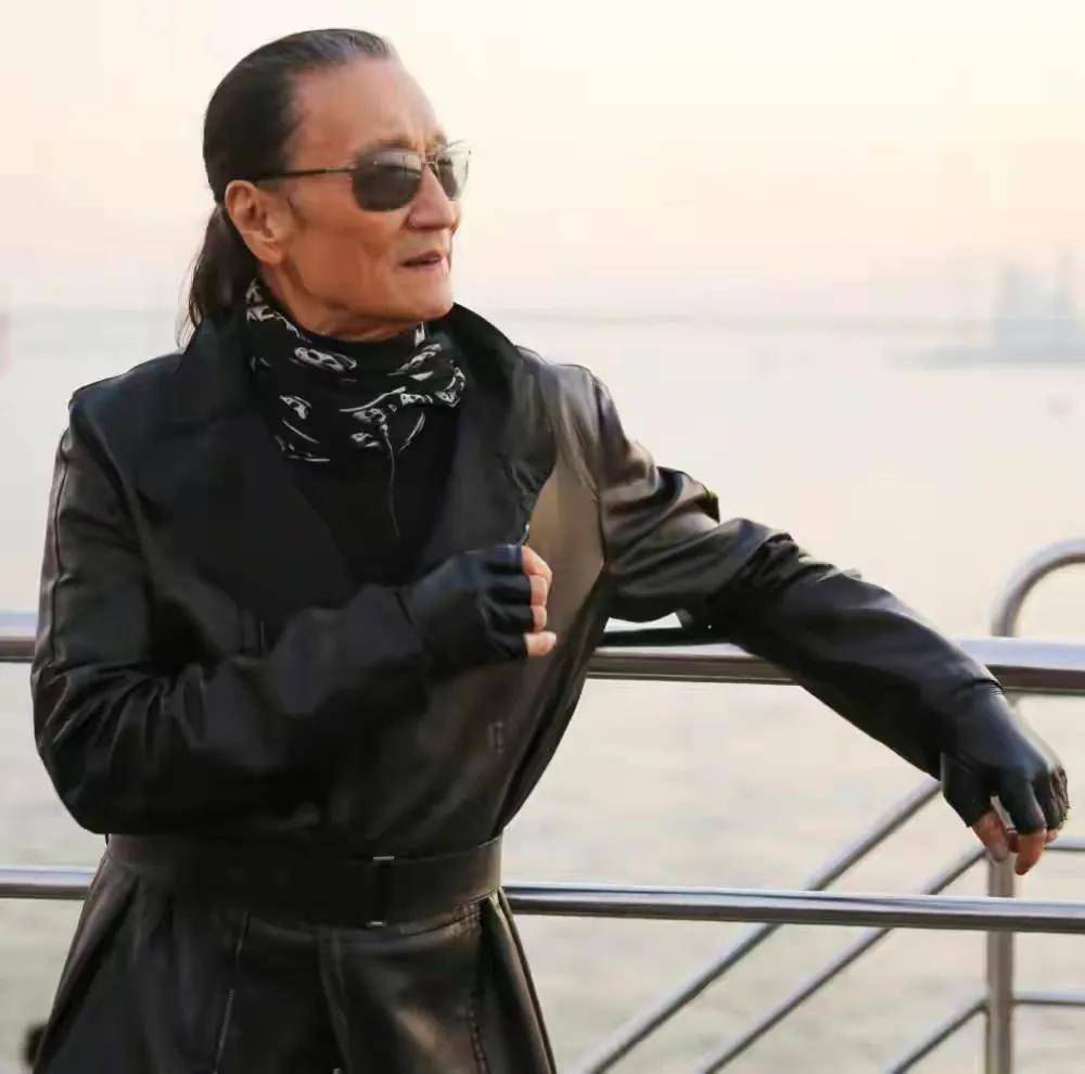 郑少秋,谢贤携手出席好友胡枫的店铺开业典礼引起围观,登上热搜_身材