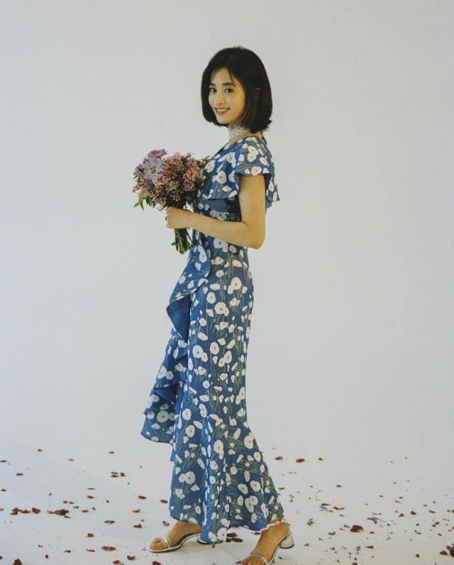 沈月全身照被吐槽p成了鞠婧祎,五官抗打身材成槽点,适合大头照_网友