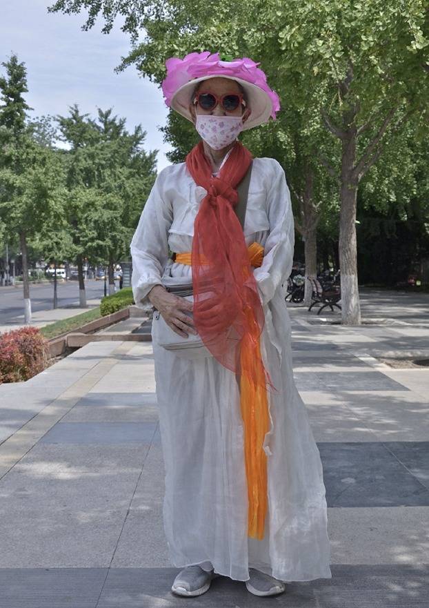 比起上海奶奶的精致时尚,北京大妈的裙装造型,传统保守还有点土_女性
