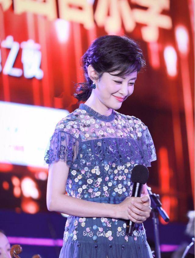 著名主持人周涛很会穿!