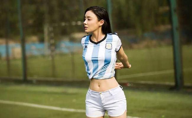 袁姗姗在球场凹造型,穿露脐装秀腰部曲线,焦点却在她的肚脐上_照片_戴