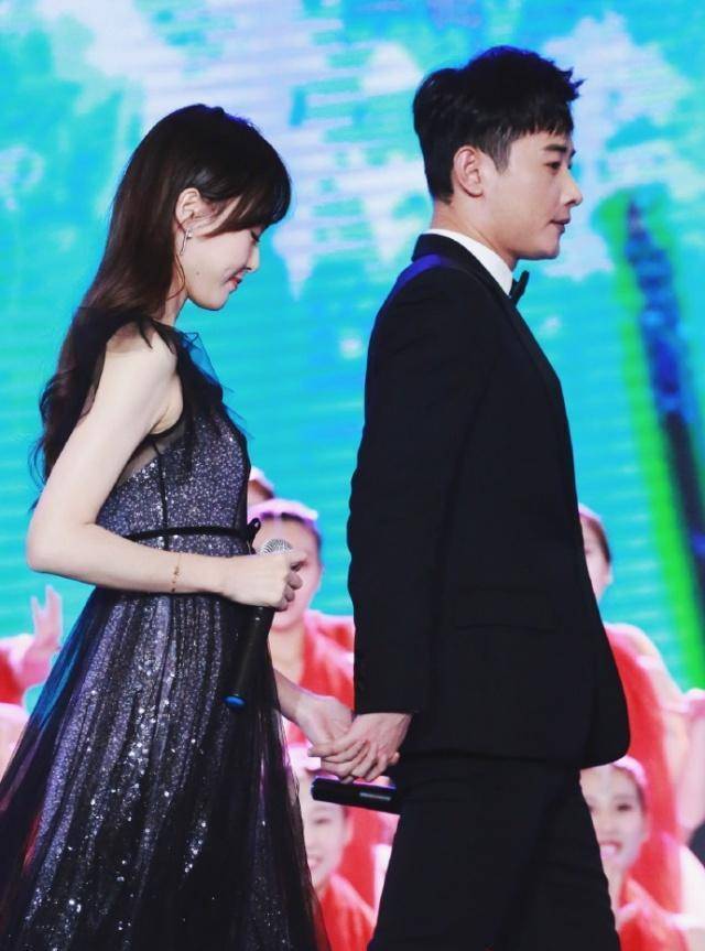 唐嫣罗晋合体唱歌,两人全程十指紧扣,与台上另一对夫妻对比明显_网友