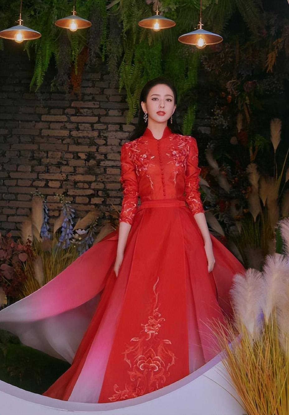 周涛同框佟丽娅,她西装叠穿美得端庄优雅,靠气质抹平15岁年龄差_层次