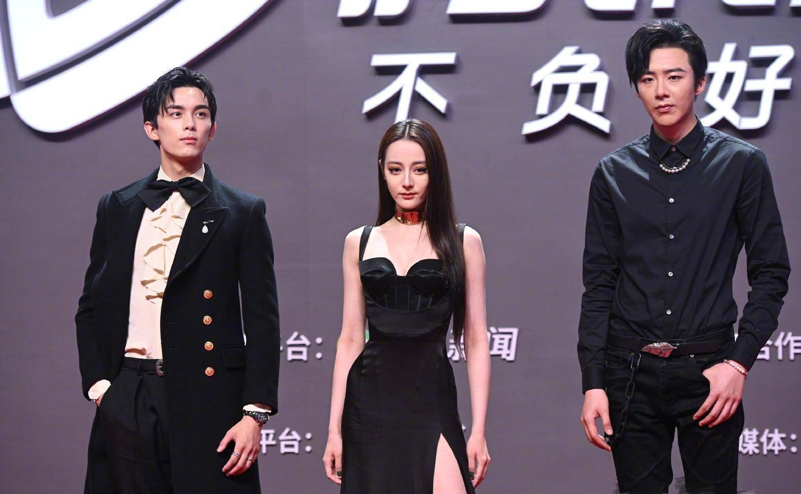 同样是穿长款礼裙,迪丽热巴穿出绝美感,乔欣却变成qq裙_场合_明星