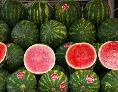 老板请客吃饭,6个人只点一个西瓜,同事说抠门,切开