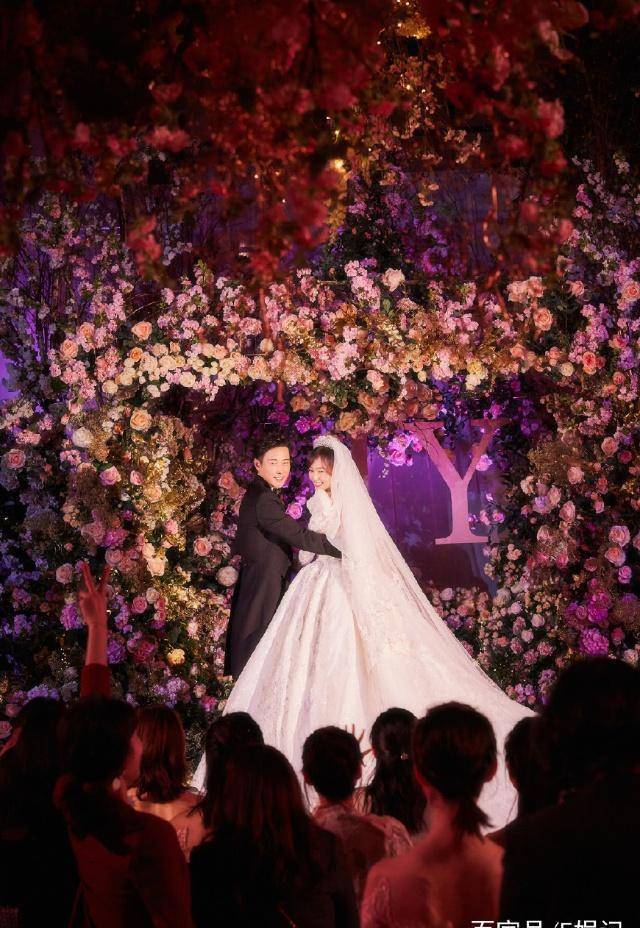 唐嫣罗晋婚礼现场鲜花簇拥浪漫拥吻新娘露玉背似蝴蝶仙子_婚纱_粉红色