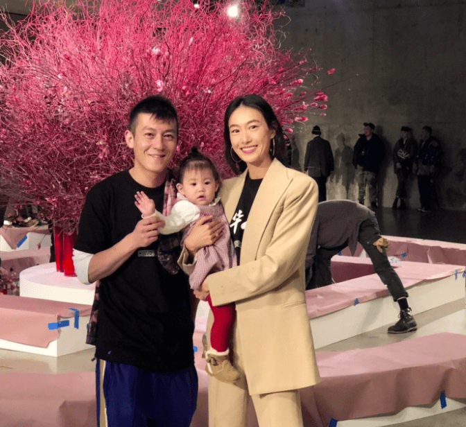 摄影师一家被偶遇，陈爸爸为女儿拍照，秦舒培在身后一脸宠溺笑