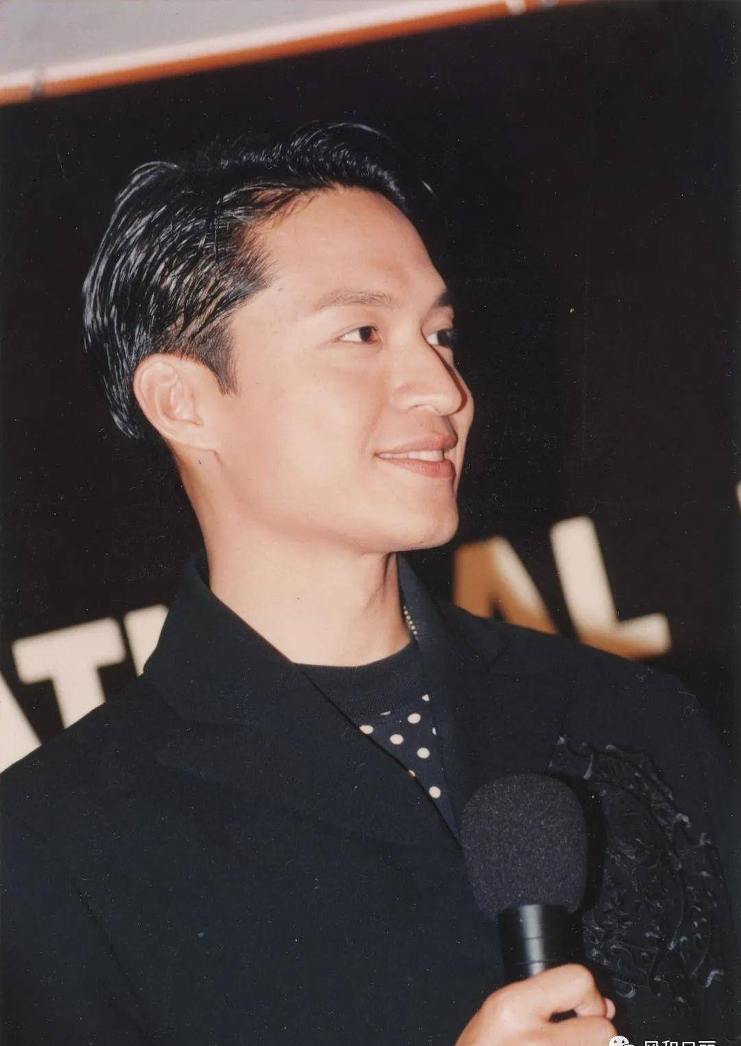 61岁马景涛身穿破洞牛仔裤宣传新片,腿部线条优美,爱美之心不减