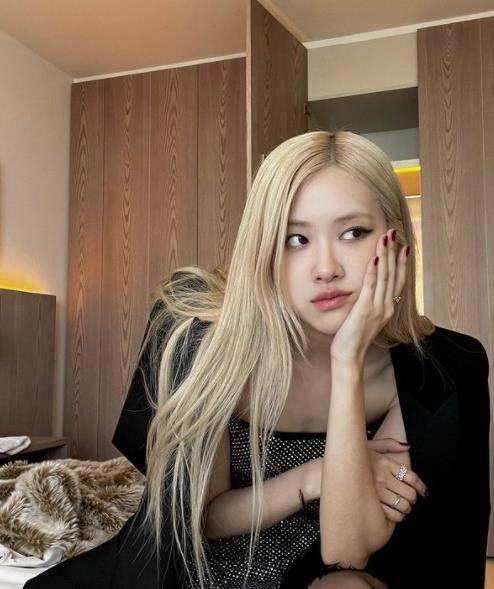 lisa生日rose遭留言洗版攻击,懒理"假朋友"言论晒旧合照_jennie_jisoo