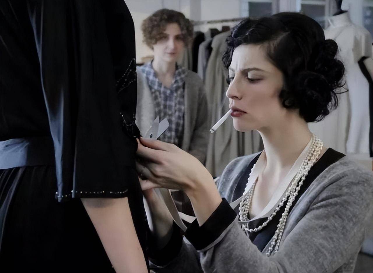 以电影《时尚女王香奈儿》为例,探讨服装在电影中的作用和意义_角色