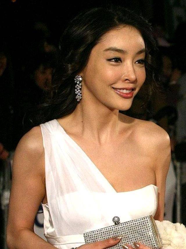 韩国艺人张紫妍遭潜规则后自杀,曾经同时接4名客人,被强迫失禁_服务