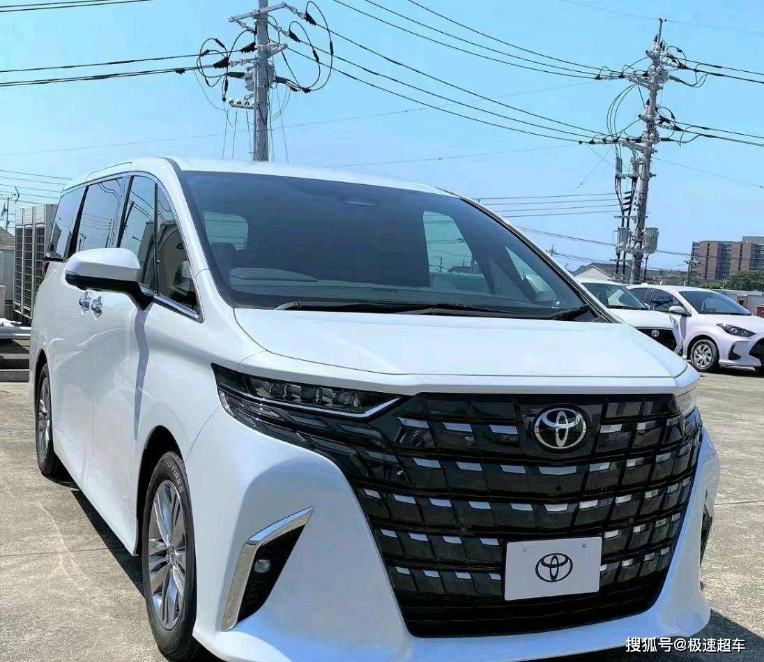 新款丰田埃尔法"实车曝光",白色漆面稳重大气,新外观 2.