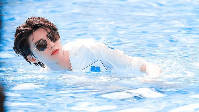 网传蔡徐坤与baby单独游玩,随后蔡徐坤发三人合照疑似回应_黄旭熙