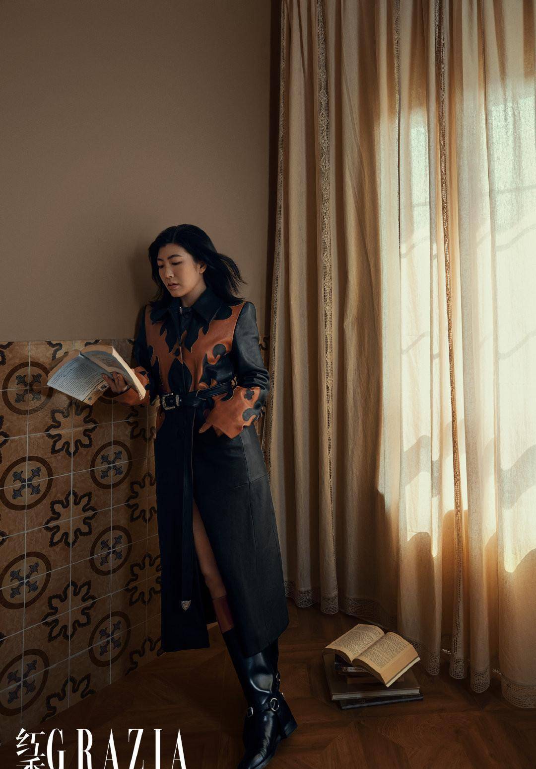 白鹿登上《尼龙》封面秀白丝袜美腿,李宇春,姐姐,徐梦桃_穿着_袜子