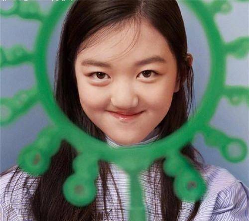 50岁王菲给女儿庆生,14岁李嫣嘴巴变美看不出破绽,手机壳抢镜_网友