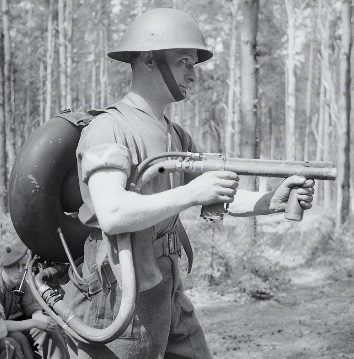 二战期间各国的火焰喷射器,火龙过境寸草不生_喷火器_士兵_德军