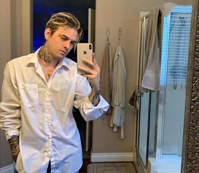 原本周身纹身的aaron,前日又在ig上载多张新纹身照片,像希腊神话里的