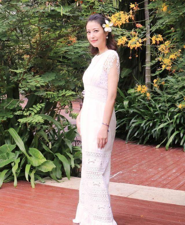53岁周海媚近照,穿印花长裙高贵典雅,肤白貌美逆生长_造型_整体_耳环