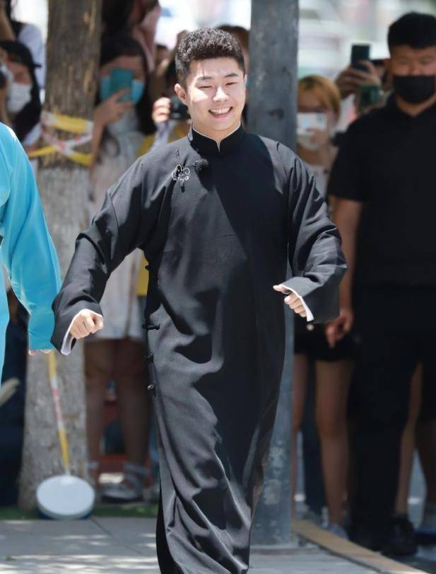 穿大褂的有孟鹤堂,烧饼,张九南,栾云平,曹鹤阳,张九龄,张鹤伦,周九良