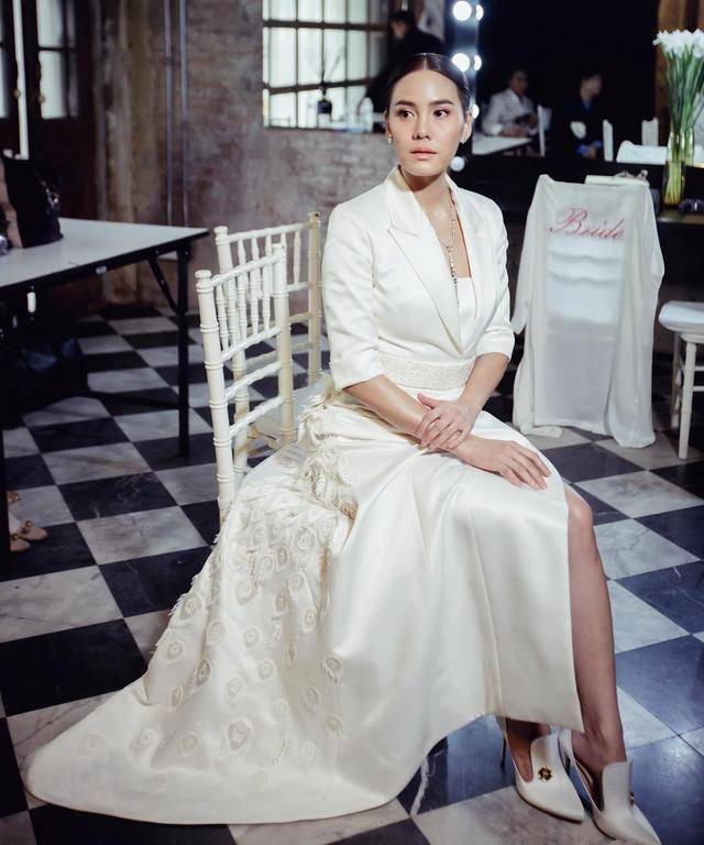 泰星janie与小鲜肉男友火速结婚,三套礼服仙气十足_mickey_婚礼_健身