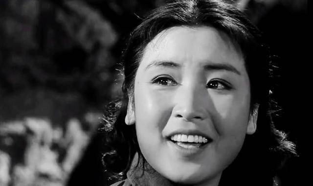 《打击侵略者》演女一号,长相漂亮,却为何似杨丽坤只演两部电影_尹