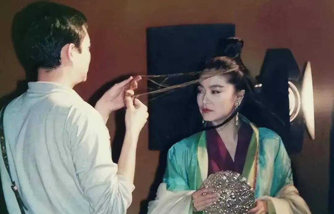 68岁林青霞现身张叔平展览会,穿皮裤戴大金链,身材苗条纤细_图片_来自