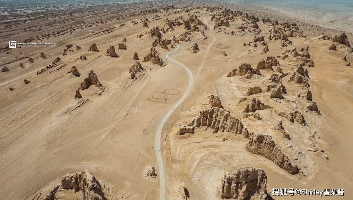 俄博梁自从被开发成为景点后,结束了过去免费的历史.