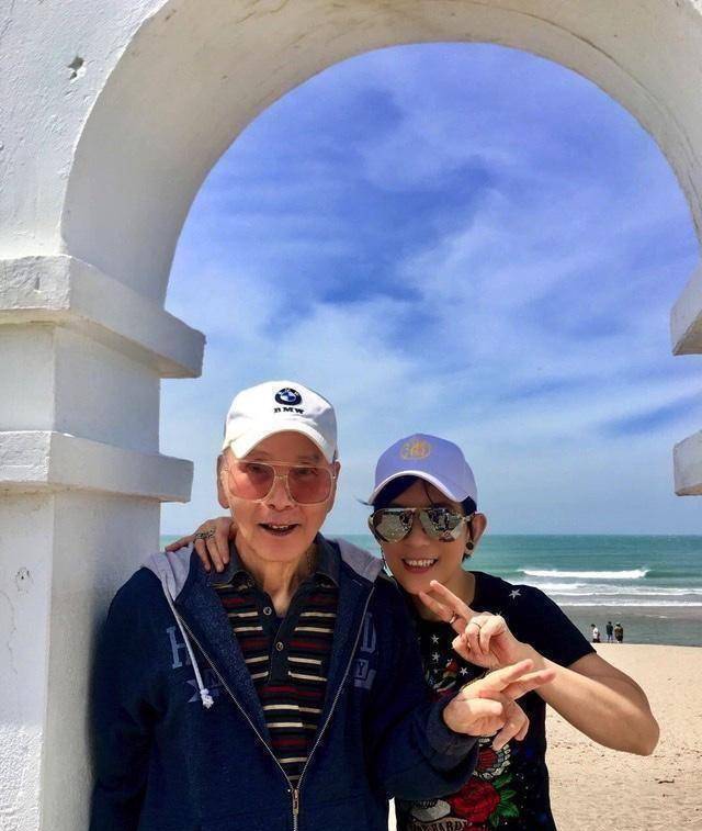 50岁潘美辰晒家人合照与哥哥形象反差大,四处登台身家丰厚仍未婚