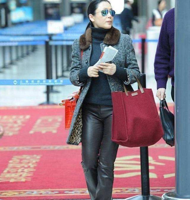 51岁陈红衣品不咋地,穿什么都略显疲态,和儿子陈飞宇变年轻_陈凯歌