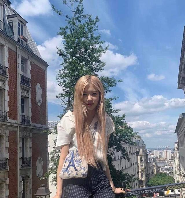 rose朴彩英通勤街拍,冷白皮肤穿什么都好看,不愧是澳洲野蔷薇_气质