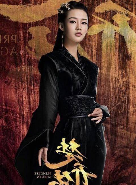 李沁在《楚乔传》中饰演的元淳公主,前期天真烂漫,后期因遭遇心上人抗