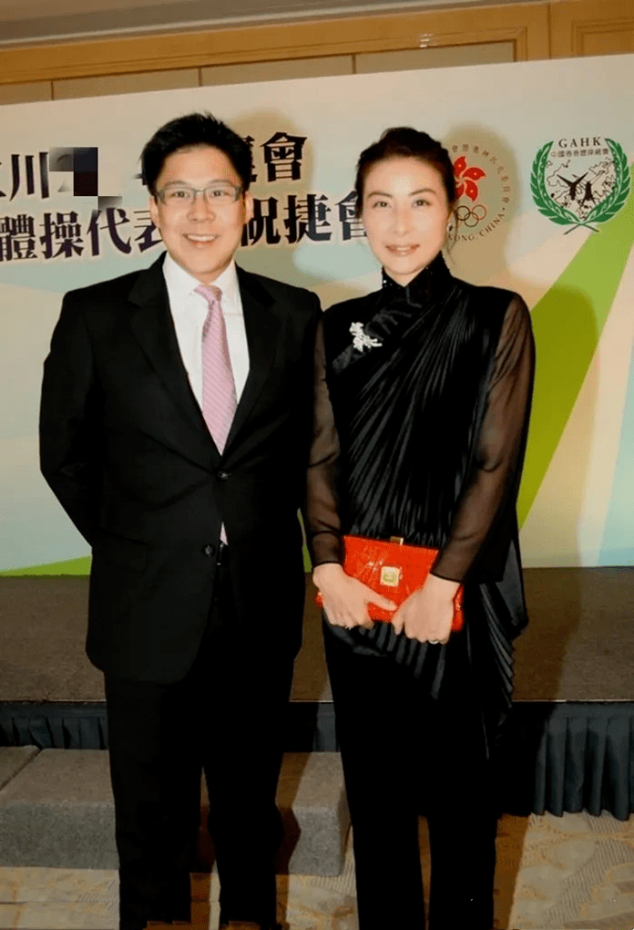 郭晶晶和徐子淇陪公公出席活动,一个站中间似主母一个靠边似丫鬟_优点