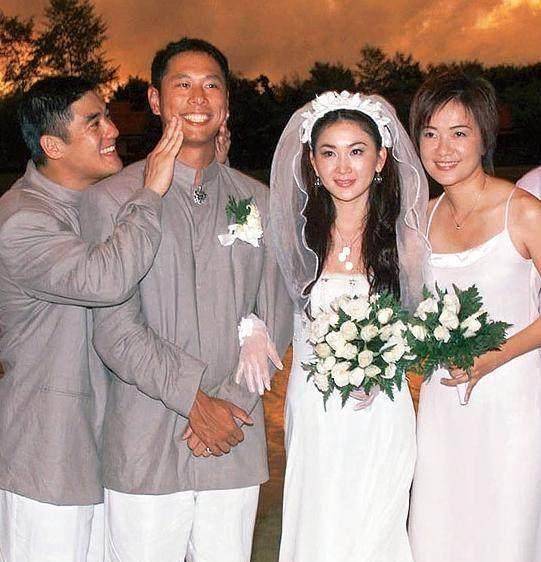 51岁温碧霞与何祖光结婚17年,二人婚后一直非常恩爱,不时一起照顾7岁