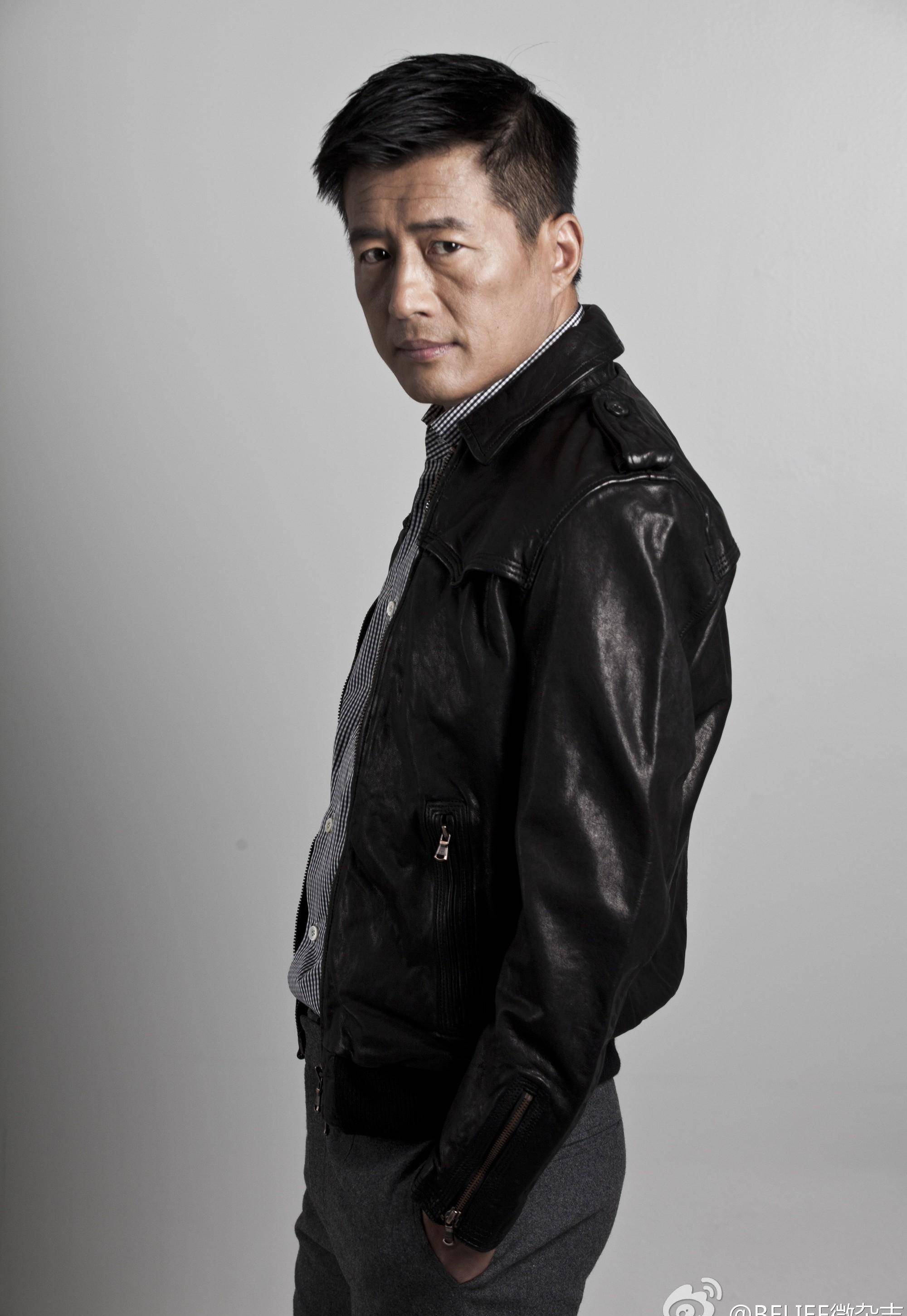 在电视剧《庆余年》中,高曙光饰演男主角范闲的父亲范建.