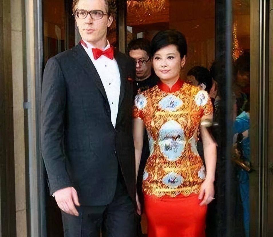 袁立:靠美貌拿下4个男人,三婚嫁给小11岁诗人,至今无儿无女_时候_感情