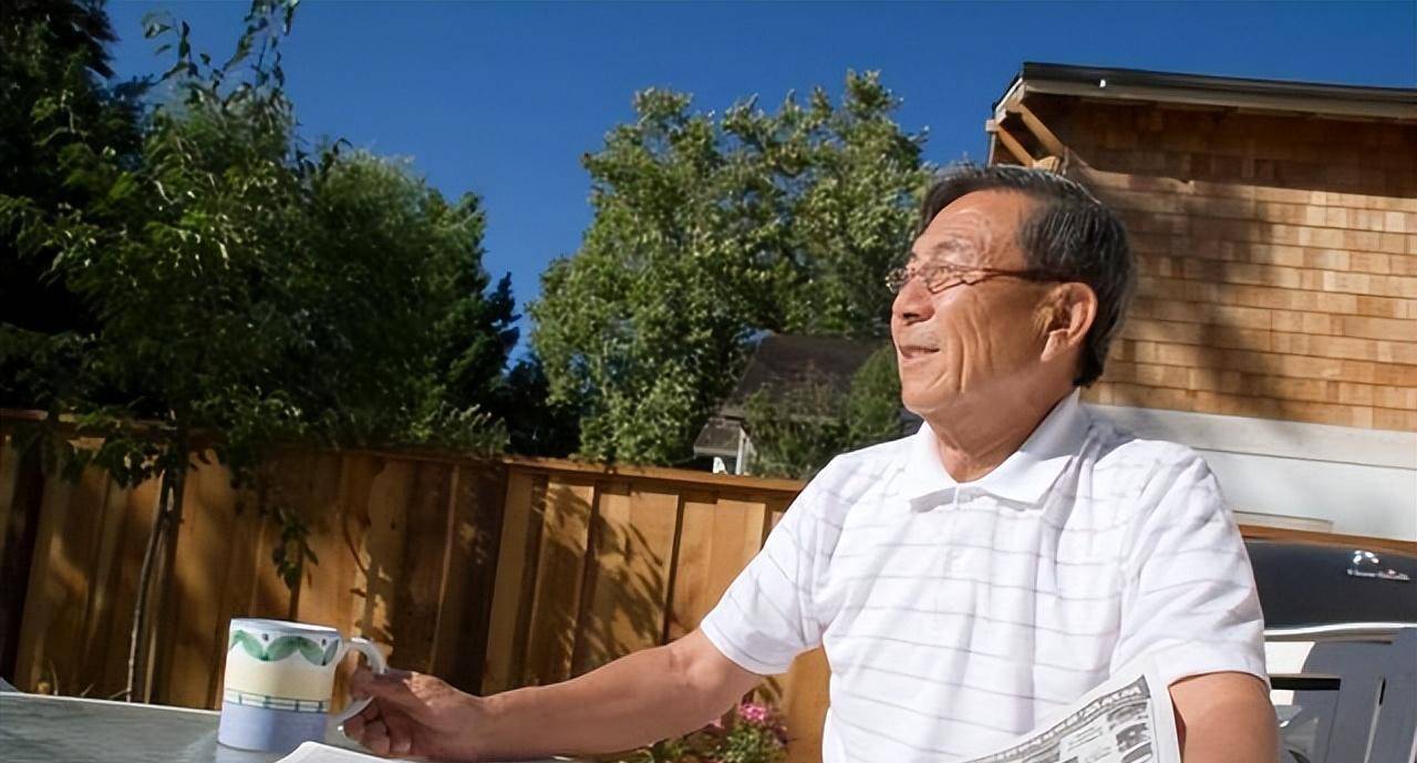 60岁的爷爷住在女婿家里养老,一年后,女儿板着脸说:送你去养老院吧