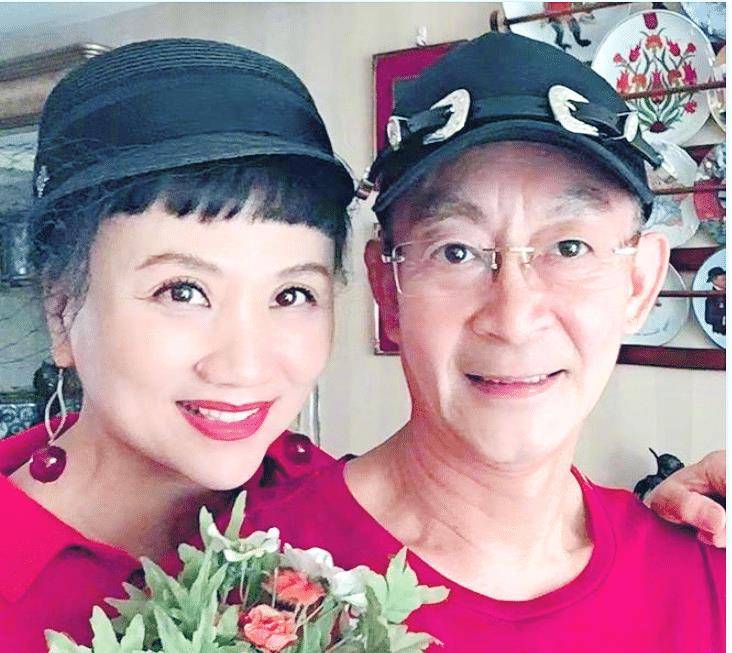 64岁六小龄童,近日发图庆祝结婚35周年,妻子显得年轻