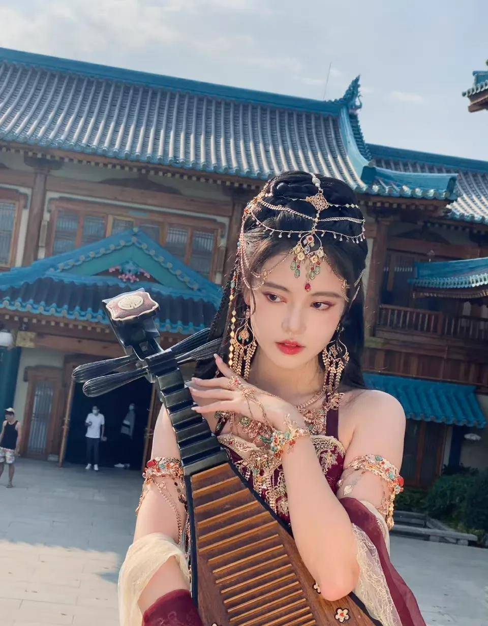 孙珍妮西域风写真,怀抱琵琶,时尚万种,时尚迷人_长月_明星_配文