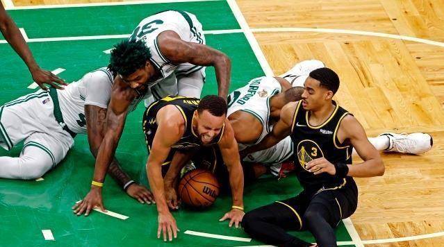 不管是不是故意垫脚,但对库里来说是造成了影响,此后在一次地板球的