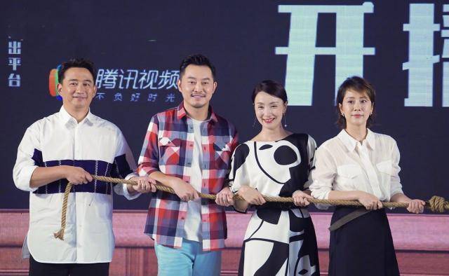 同框营业,同穿黑白裙装47岁小陶虹配红唇气场足,42岁海清优雅范_沙溢