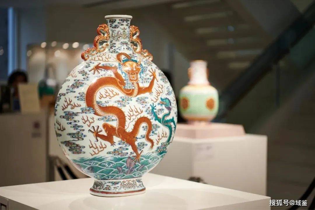 惊！1.08亿港币！史上最大器型乾隆斗彩抱月瓶诞生了！_搜狐网