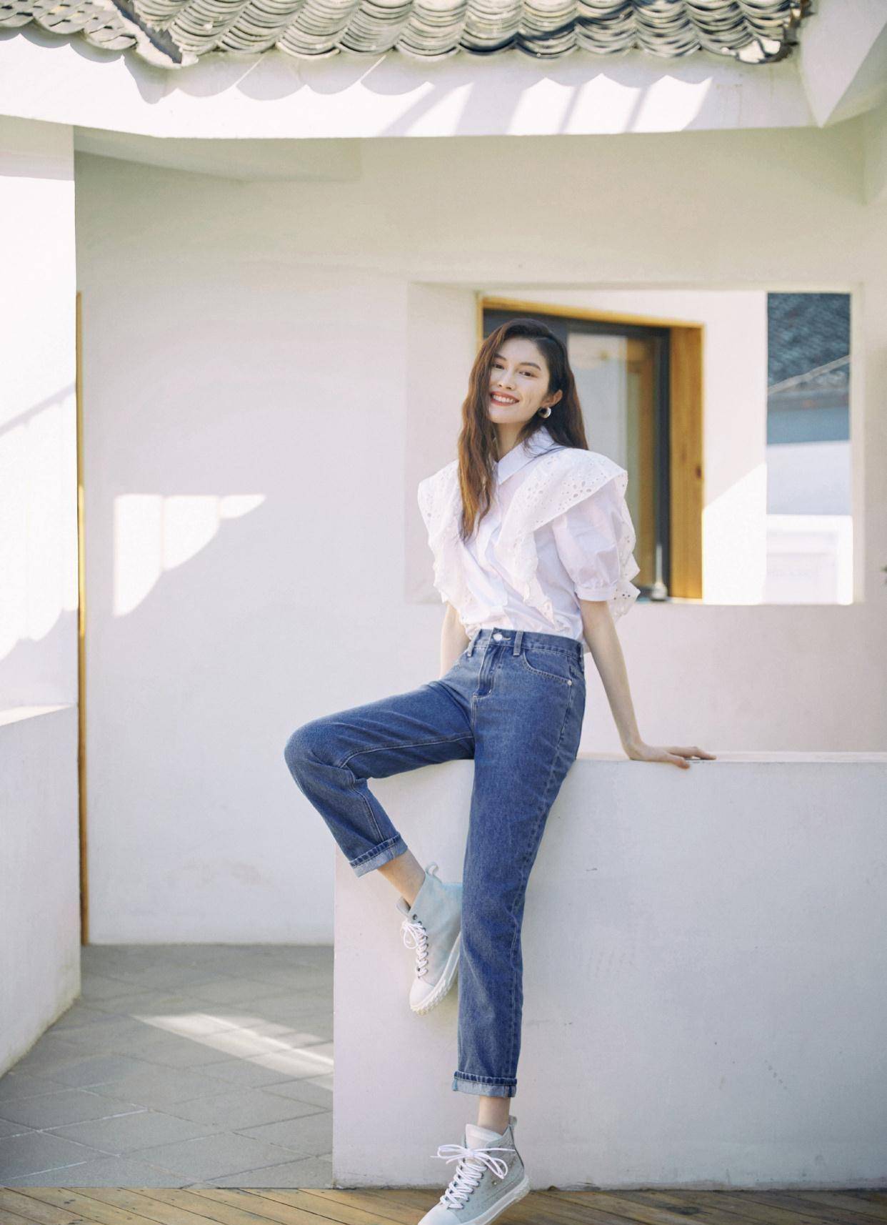 何穗复古泡泡袖衬衫搭配深蓝色牛仔裤,外加蓬松卷发,造型太亮眼_经典