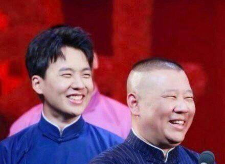 父子活动神同步,双手接笔显涵养,生子当如郭麒麟!_郭德纲_相声_富二代
