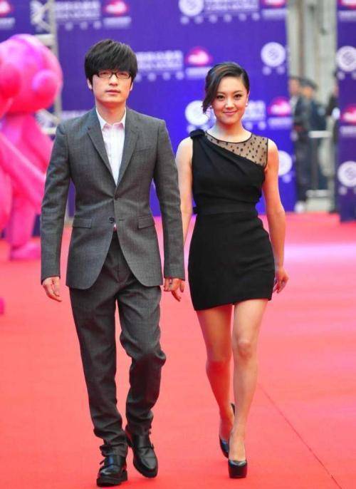 王小海离婚3年终于复出,新搭档舞台放不开,王小玮留下一声不屑_玖月