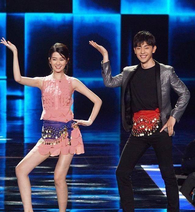 欢乐颂五美之大长腿乔欣,牵手邓伦跳拉丁舞,看腿就美醉了_观众_对唱