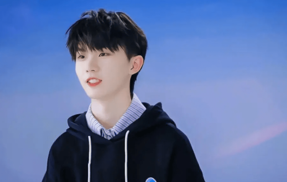 其次,马嘉祺自己和公司都没有立过学霸人设,只能说是粉丝炒起来的传