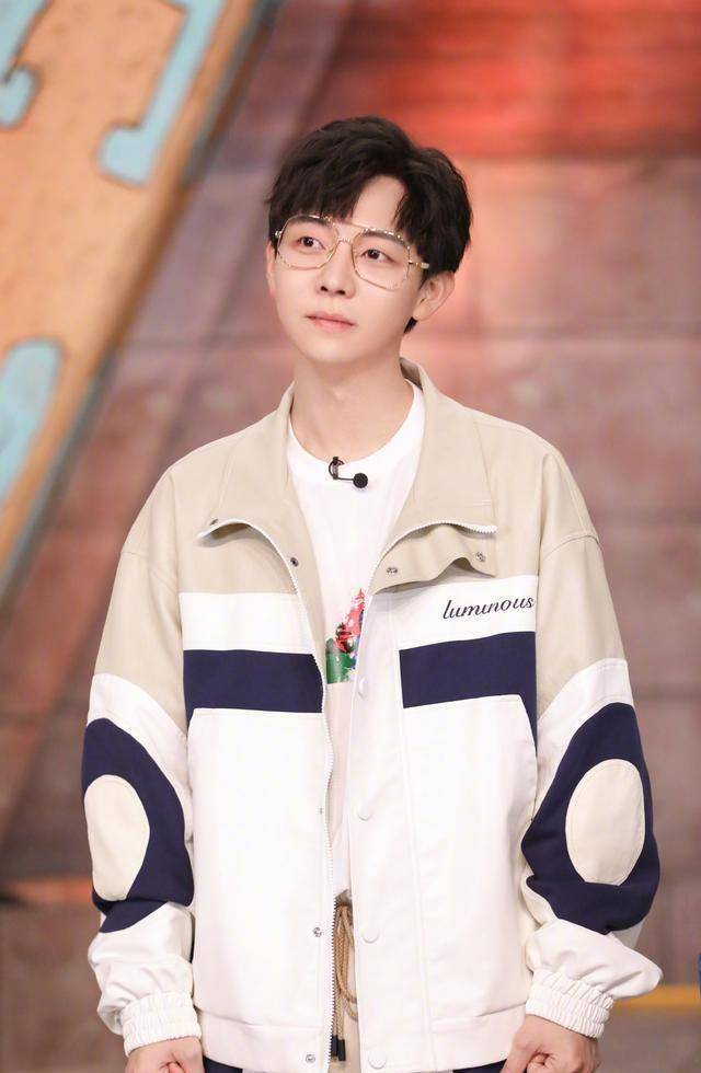 疯狂的麦咭柳岩胡夏疯狂答题,胡三岁戴着眼镜的样子好乖巧!