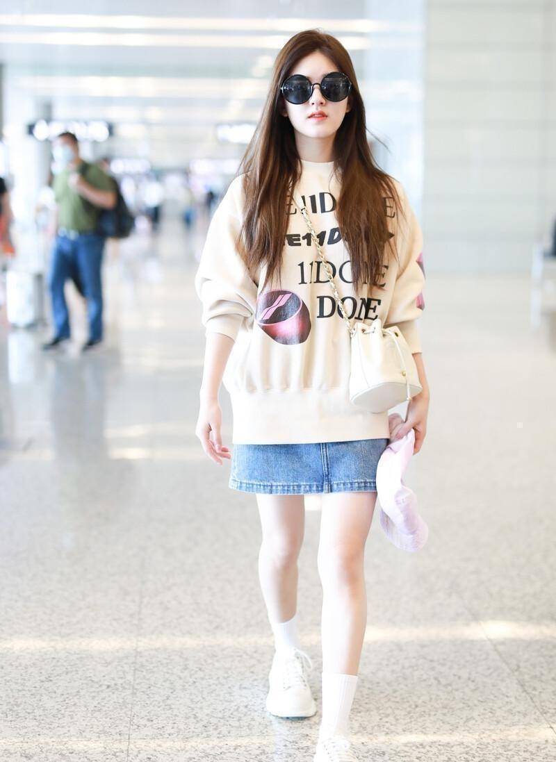 赵露思一身休闲装,印花t恤搭配九分牛仔裙,比例很好_设计_效果_时尚